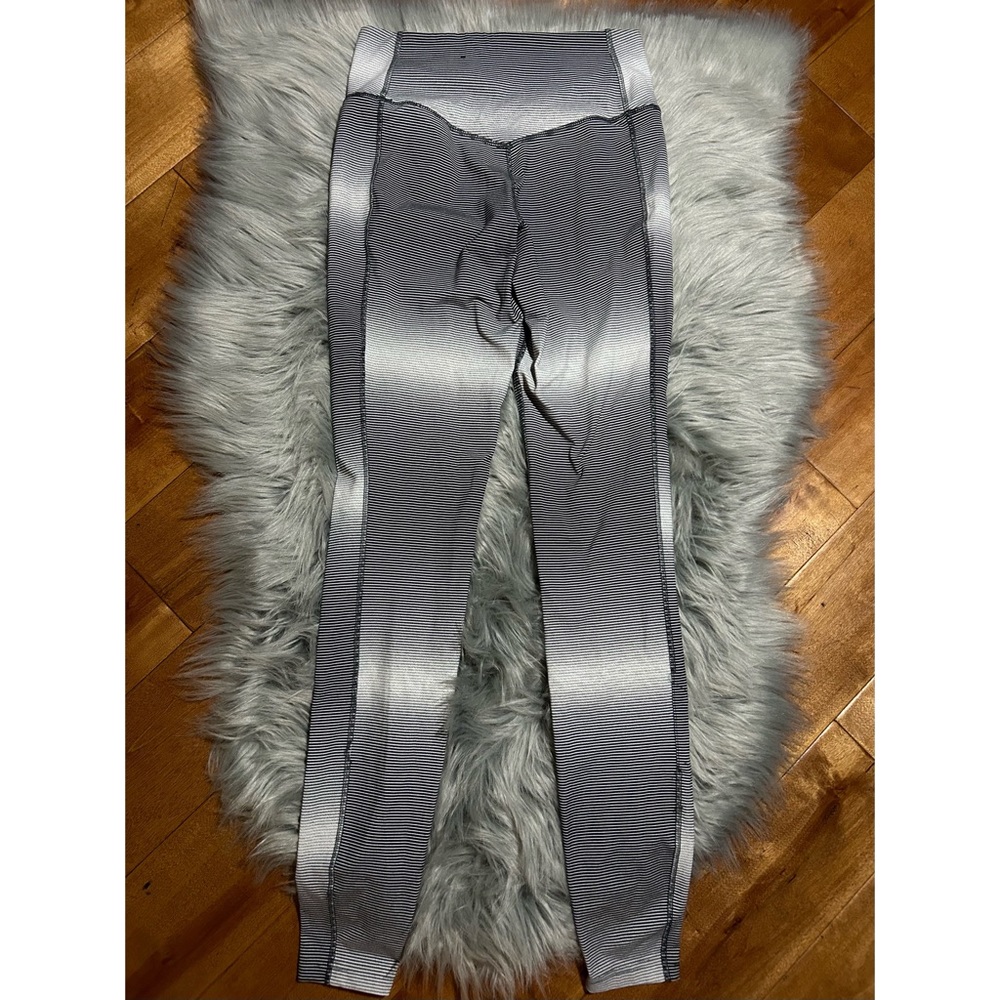 NIKE Womens Dri-Fit Legendary Horizon Capri Leggings in Black White Size XSmall - Picture 5 of 5